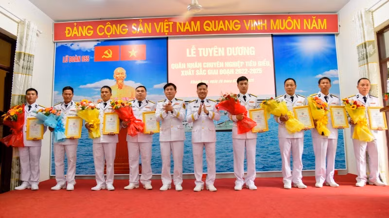 Trao hoa và giấy chứng nhận quân nhân chuyên nghiệp xuất sắc. Trao hoa và giấy chứng nhận quân nhân chuyên nghiệp xuất sắc.