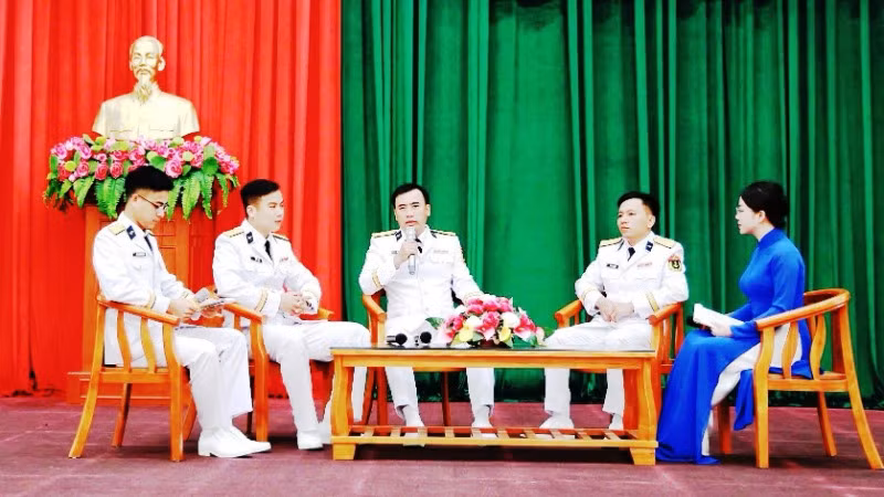 Các đại biểu giao lưu, trao đổi, chia sẻ kinh nghiệm công tác.