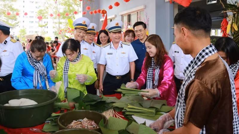 Tham quan và chung vui với các đội thi gói bánh chưng. Tham quan và chung vui với các đội thi gói bánh chưng.