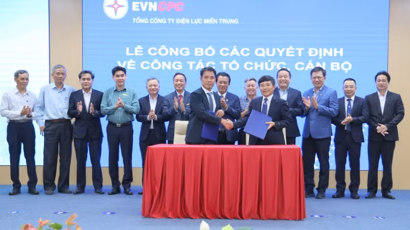 Lãnh đạo hai đơn vị ký biên bản bàn giao.