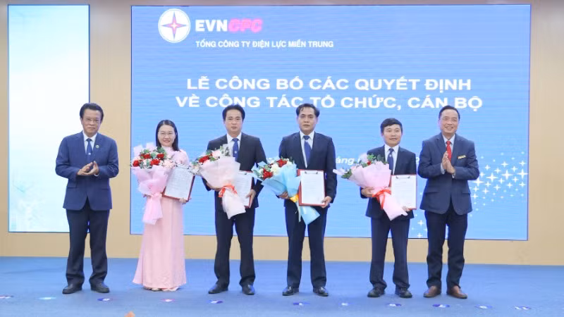 Trao quyết định và tặng hoa chúc mừng các cán bộ được điều động, bổ nhiệm lãnh đạo, điều hành Ban Quản lý dự án Lưới điện miền trung.