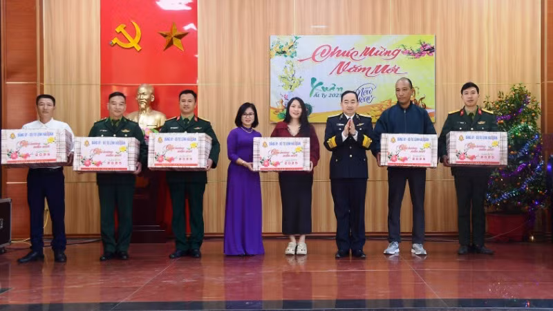 Tư lệnh Hải quân Trần Thanh Nghiêm tặng quà nhân dân và các lực lượng trên đảo Trần