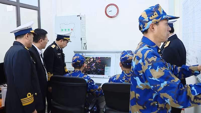Tư lệnh Hải quân và đoàn công tác kiểm tra kíp trực chiến đấu của Trạm ra đa 480