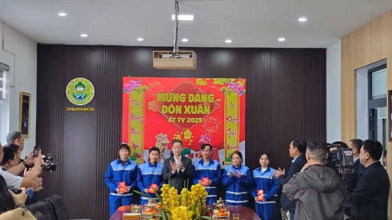 Đồng chí Nguyễn Văn Quảng tặng quà động viên những công nhân môi trường tiêu biểu, hoàn cảnh khó khăn. Đồng chí Nguyễn Văn Quảng tặng quà động viên những công nhân môi trường tiêu biểu, hoàn cảnh khó khăn.