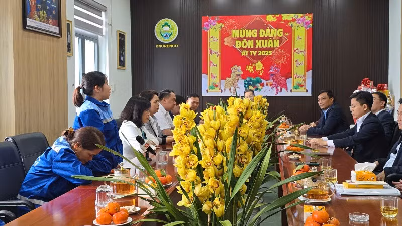 Nữ công nhân Trần Vũ Hạ Lan trò chuyện, chia sẻ khó khăn trong công việc và mong mỗi người dân Đà Nẵng cùng chung tay bảo vệ môi trường Đà Nẵng xanh, sạch, đẹp. Nữ công nhân Trần Vũ Hạ Lan trò chuyện, chia sẻ khó khăn trong công việc và mong mỗi người dân Đà Nẵng cùng chung tay bảo vệ môi trường Đà Nẵng xanh, sạch, đẹp.