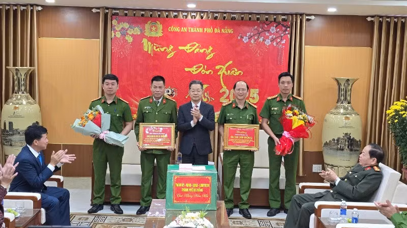 Trao thưởng cho hai đơn vị đã triệt phá thành công các đường dây, băng nhóm tội phạm với số tiền hàng nghìn tỷ đồng. Trao thưởng cho hai đơn vị đã triệt phá thành công các đường dây, băng nhóm tội phạm với số tiền hàng nghìn tỷ đồng.