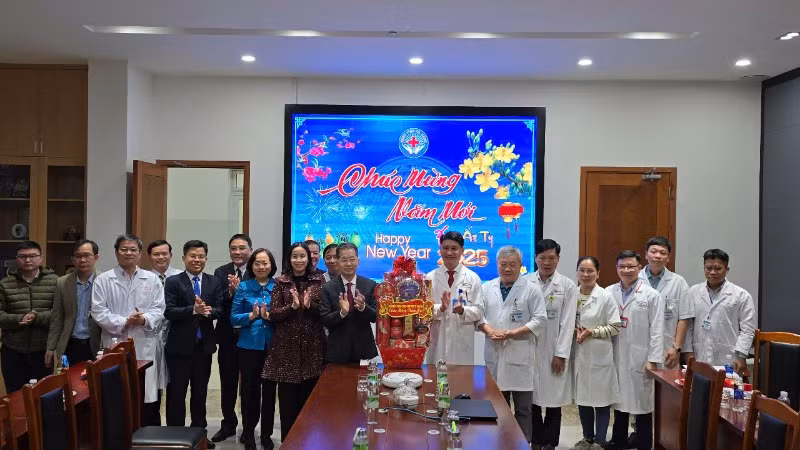 Tặng quà, động viên đội ngũ bác sĩ, nhân viên y tế Bệnh viện Đà Nẵng luôn hết mình vì bệnh nhân. Tặng quà, động viên đội ngũ bác sĩ, nhân viên y tế Bệnh viện Đà Nẵng luôn hết mình vì bệnh nhân.