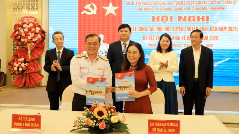 Vùng 3 Hải quân và các địa phương ký kết công tác phối hợp tuyên truyền biển, đảo năm 2025