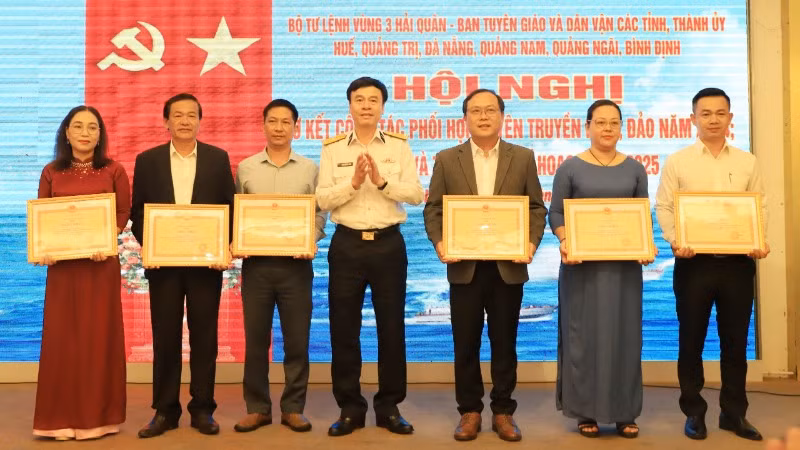 Trao Bằng khen của Quân chủng Hải quân tặng các tập thể và cá nhân có thành tích xuất sắc trong công tác phối hợp tuyên truyền biển, đảo.
