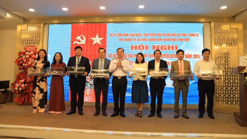 Chuẩn Đô đốc Nguyễn Đăng Tiến, Chính ủy Vùng 3 Hải quân tặng quà lưu niệm đại biểu các tỉnh, thành phố khu vực miền Trung.