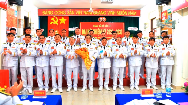 Thủ trưởng Lữ đoàn tặng hoa chúc mừng ban chấp hành nhiệm kỳ 2025-2030. Thủ trưởng Lữ đoàn tặng hoa chúc mừng ban chấp hành nhiệm kỳ 2025-2030.