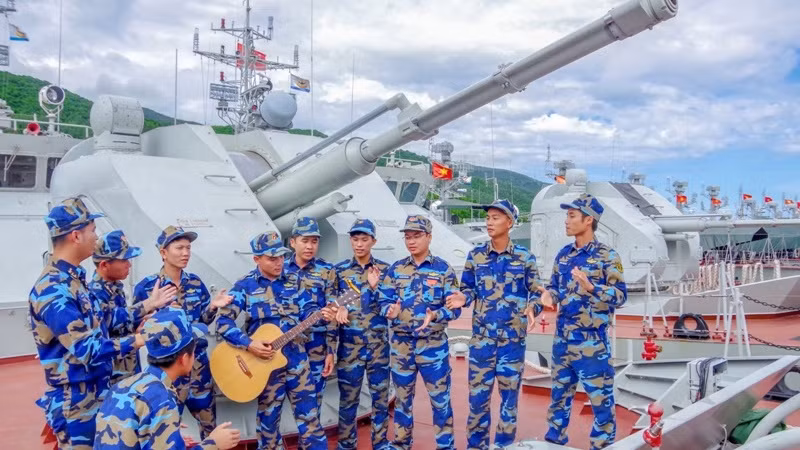 Phút thư giản của chiến sĩ Vùng 3 Hải quân sau giờ luyện tập.