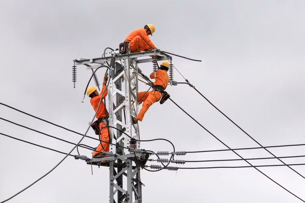 EVNCPC thường xuyên thực hiện việc cải tạo, nâng cấp lưới điện phân phối. EVNCPC thường xuyên thực hiện việc cải tạo, nâng cấp lưới điện phân phối.