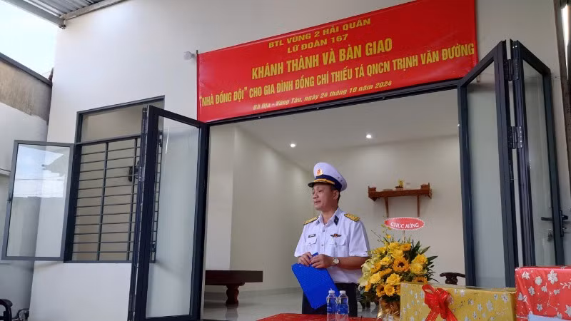 Thượng tá Trần Ngọc Quỳnh, Phó Chính uỷ Lữ đoàn 167 phát biểu tại lễ bàn giao nhà đồng đội. Thượng tá Trần Ngọc Quỳnh, Phó Chính uỷ Lữ đoàn 167 phát biểu tại lễ bàn giao nhà đồng đội.
