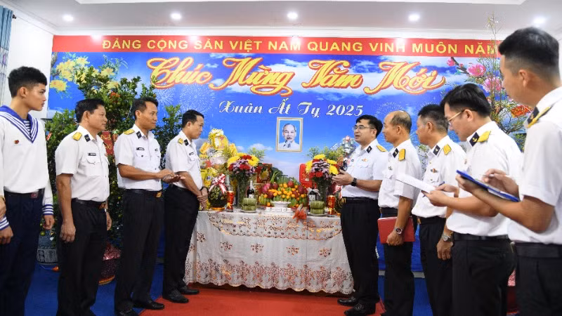 Đại tá Trịnh Xuân Tùng, Tư lệnh Vùng 5 Hải quân và Ban giám khảo chấm thi phòng đón xuân của Lữ đoàn 127.