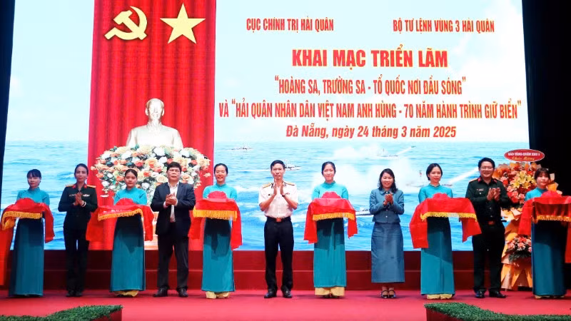Các đại biểu cắt băng khai mạc triển lãm.