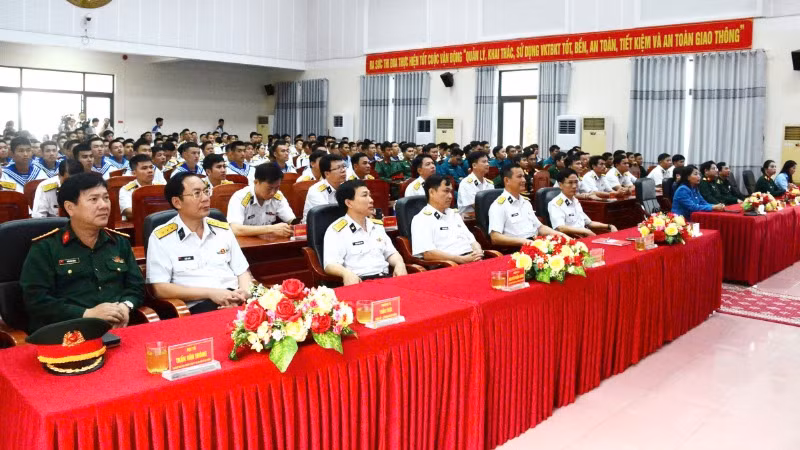 Đại biểu tham dự khai mạc triển lãm.