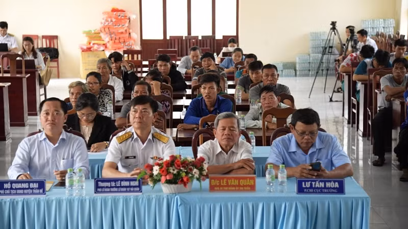 Các đại biểu và ngư dân nghe báo cáo về tình hình biển, đảo hiện nay.