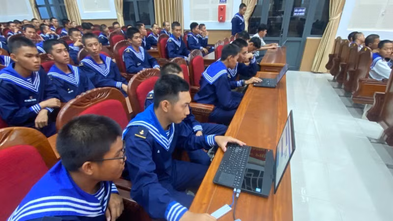 Chiến sĩ mới của Trung tâm Huấn luyện Vùng 2 hào hứng tham gia cuộc thi. Chiến sĩ mới của Trung tâm Huấn luyện Vùng 2 hào hứng tham gia cuộc thi.