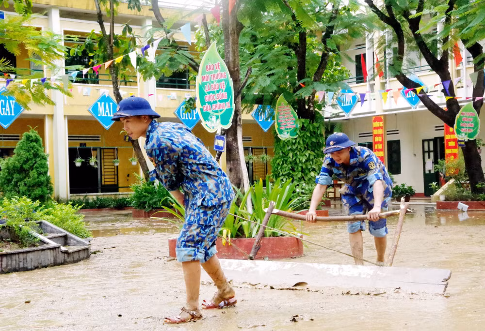Bộ đội Hải quân Vùng 3 giúp các trường học vùng trũng huyện Hòa Vang dọn bùn đất, vệ sinh trường lớp sau đợt lũ lớn.