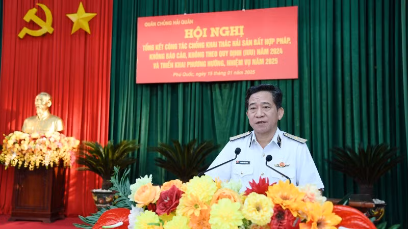 Chuẩn Đô đốc Nguyễn Đình Hùng: Tiếp tục đổi mới nội dung, hình thức, phương pháp tuyên truyền, nâng cao ý thức, trách nhiệm cho ngư dân để gỡ "thẻ vàng". Chuẩn Đô đốc Nguyễn Đình Hùng: Tiếp tục đổi mới nội dung, hình thức, phương pháp tuyên truyền, nâng cao ý thức, trách nhiệm cho ngư dân để gỡ "thẻ vàng".