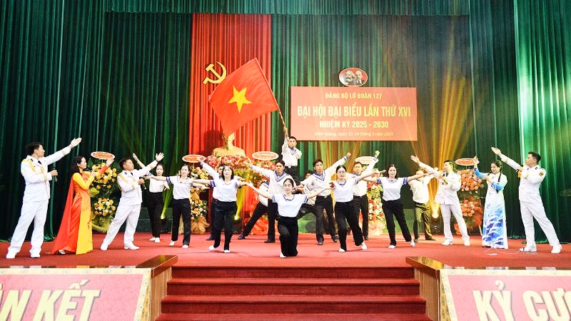 Một tiết mục văn nghệ chào mừng Đại hội Đảng bộ Lữ đoàn 127. Một tiết mục văn nghệ chào mừng Đại hội Đảng bộ Lữ đoàn 127.