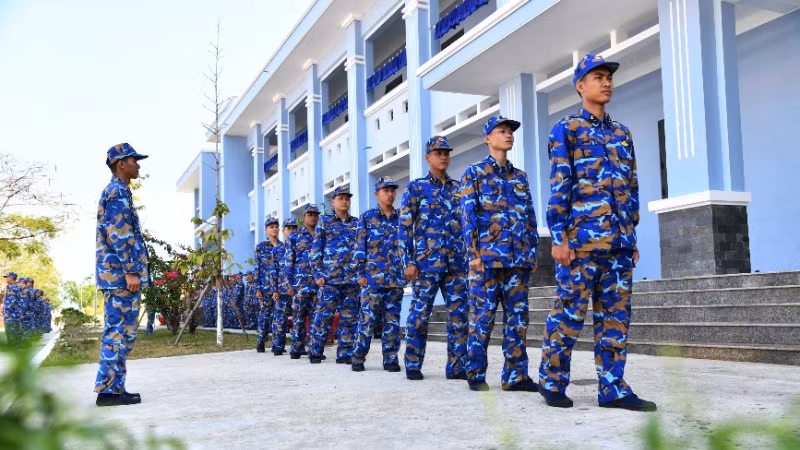 Tập luyện một số động tác đầu tiên trong điều lệnh đội ngũ cơ bản. Tập luyện một số động tác đầu tiên trong điều lệnh đội ngũ cơ bản.