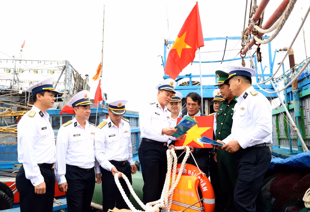 Tuyên truyền về tình hình biển đảo, phổ biến quy định của pháp luật về phòng, chống khai thác hải sản bất hợp pháp, không báo cáo và không theo quy định. Tuyên truyền về tình hình biển đảo, phổ biến quy định của pháp luật về phòng, chống khai thác hải sản bất hợp pháp, không báo cáo và không theo quy định.