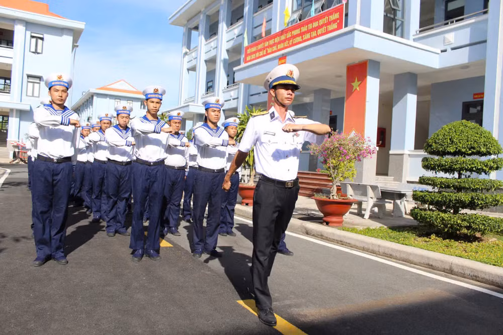 Thuần thục từng động tác nghiêm trang, mạnh mẽ.