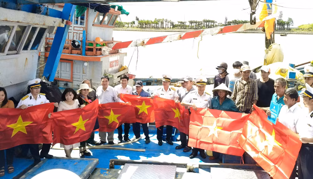 Lữ đoàn 171, Vùng 2 Hải quân và các cơ quan phối hợp phát tờ rơi, tặng cờ Tổ quốc cho ngư dân trên địa bàn xã Lộc An, huyện Đất Đỏ, tỉnh Bà Rịa-Vũng Tàu.