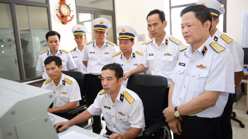 Kiểm tra công tác sẵn sàng chiến đấu tại Trạm radar 595 Hòn Khoai (tỉnh Cà Mau), Trung đoàn 551, Vùng 5 Hải quân.