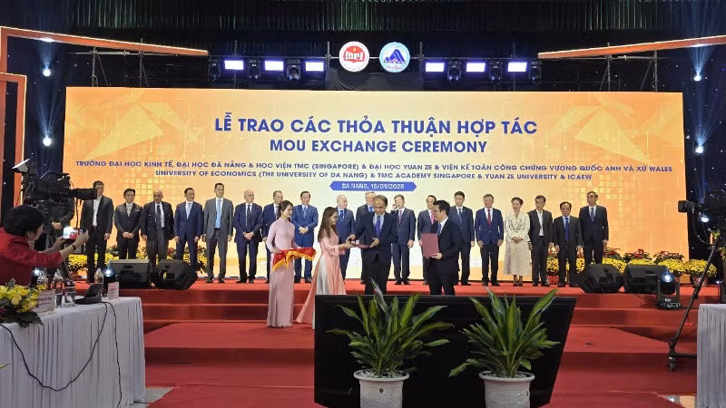 Trao Biên bản thỏa thuận hợp tác nghiên cứu, triển khai Trung tâm Tài chính giữa thành phố Đà Nẵng với các đối tác. Trao Biên bản thỏa thuận hợp tác nghiên cứu, triển khai Trung tâm Tài chính giữa thành phố Đà Nẵng với các đối tác.