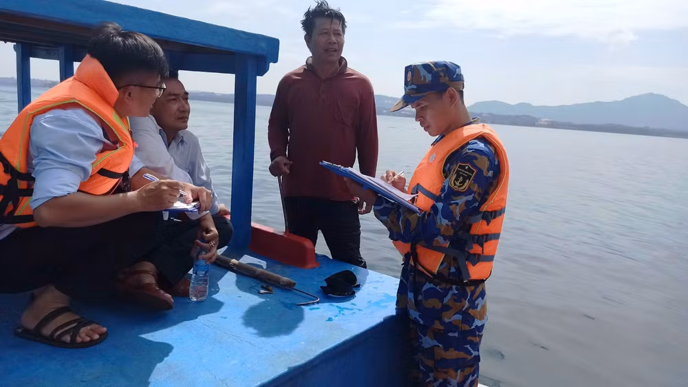 Nắm thông tin về hoạt động của ngư dân trên vịnh Cam Ranh. Nắm thông tin về hoạt động của ngư dân trên vịnh Cam Ranh.
