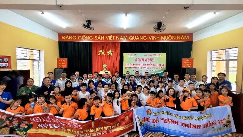 Giáo viên, học sinh và phụ huynh Trường tiểu học Trần Văn Ơn, quận Hải Châu, thành phố Đà Nẵng giao lưu cùng các chiến sĩ Hải quân.
