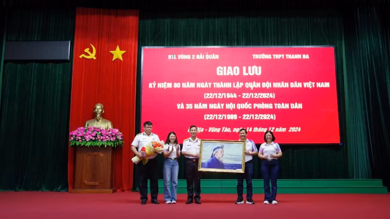 Thủ trưởng Bộ Tư lệnh Vùng 2 trao tặng tranh Bác Hồ với Hải quân cho Trường THPT Thanh Đa.