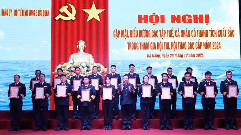 Thủ trưởng Vùng 3 Hải quân trao chứng nhận, giấy khen tặng các tập thể, cá nhân có thành tích xuất sắc trong tham gia hội thi, hội thao năm 2024.