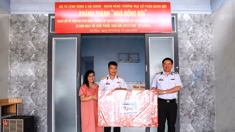 Thủ trưởng Bộ Tư lệnh Vùng 5 Hải quân tặng quà gia đình quân nhân Đoàn Xuân Cường.