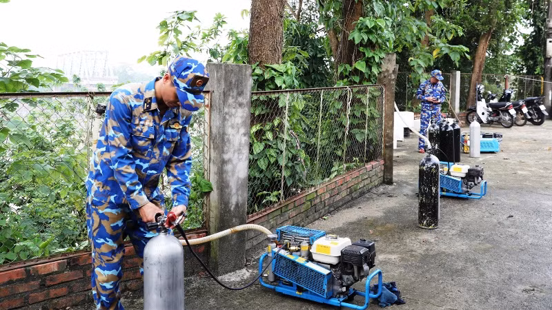 Thợ lặn đơn vị chuẩn bị khí tài chuyên dùng.