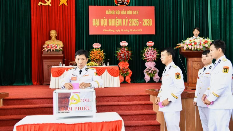 Đại biểu dự Đại hội bỏ phiếu bầu Ban chấp hành nhiệm kỳ 2025-2030.