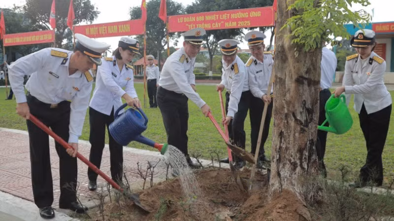 Lãnh đạo, chỉ huy Vùng 3 và cán bộ chiến sĩ chăm sóc cây cổ thụ, trồng thêm hoa, thảm cỏ phủ xanh doanh trại.