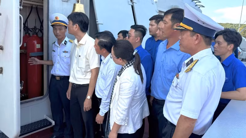 Đoàn công tác tham quan, tìm hiểu thực tế tại Tàu 528.