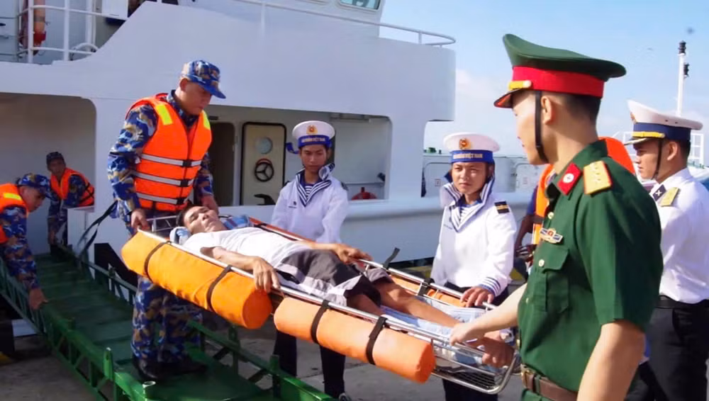 Chuyển ngư dân Trần Đi lên tàu 473 Vùng 4 Hải quân đưa vào đất liền để tiếp tục điều trị. Chuyển ngư dân Trần Đi lên tàu 473 Vùng 4 Hải quân đưa vào đất liền để tiếp tục điều trị.
