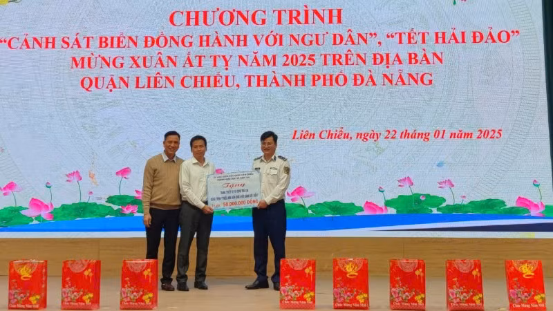 Trao tiền hỗ trợ cho quận Liên Chiểu. Trao tiền hỗ trợ cho quận Liên Chiểu.