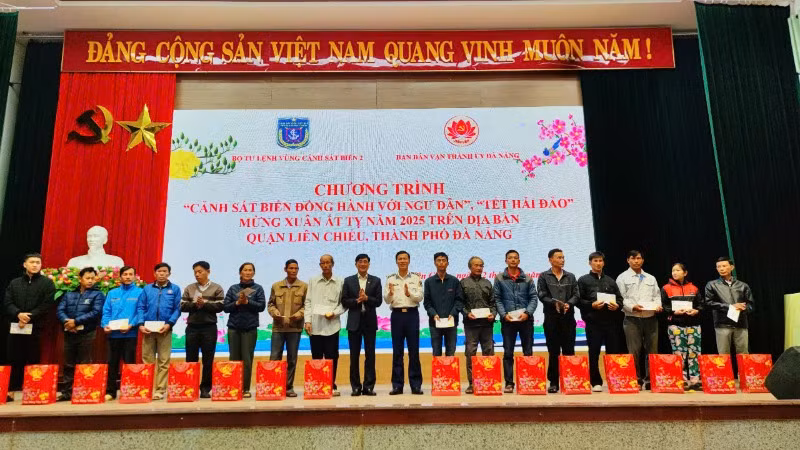 Bộ Tư lệnh Vùng Cảnh sát biển 2 trao quà cho ngư dân nghèo quận Liên Chiểu, Đà Nẵng.
