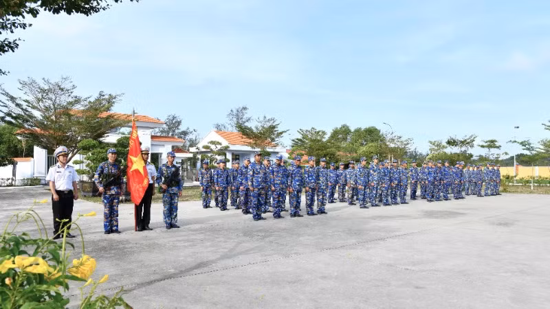 Cán bộ, chiến sĩ Trung đoàn 551 nghe kết luận kiểm tra.