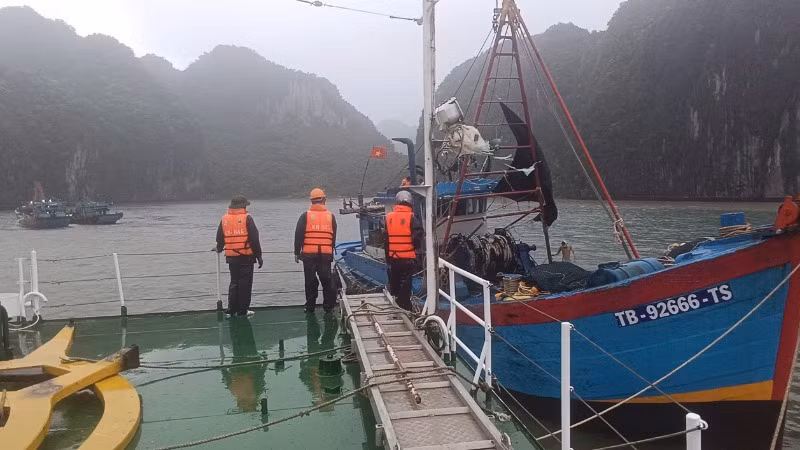 Cứu hộ tàu cá ngư dân gặp nạn trong bão số 3.