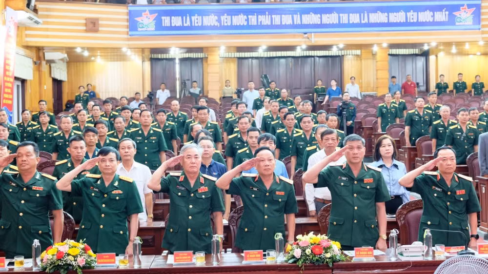 Trang nghiêm Lễ kỷ niệm 60 năm ngày truyền thống Báo Quân khu 5.