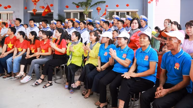 Các gia đình quân nhân hào hứng tham dự hội thi gói bánh chưng và trưng bày Tết xưa. Các gia đình quân nhân hào hứng tham dự hội thi gói bánh chưng và trưng bày Tết xưa.