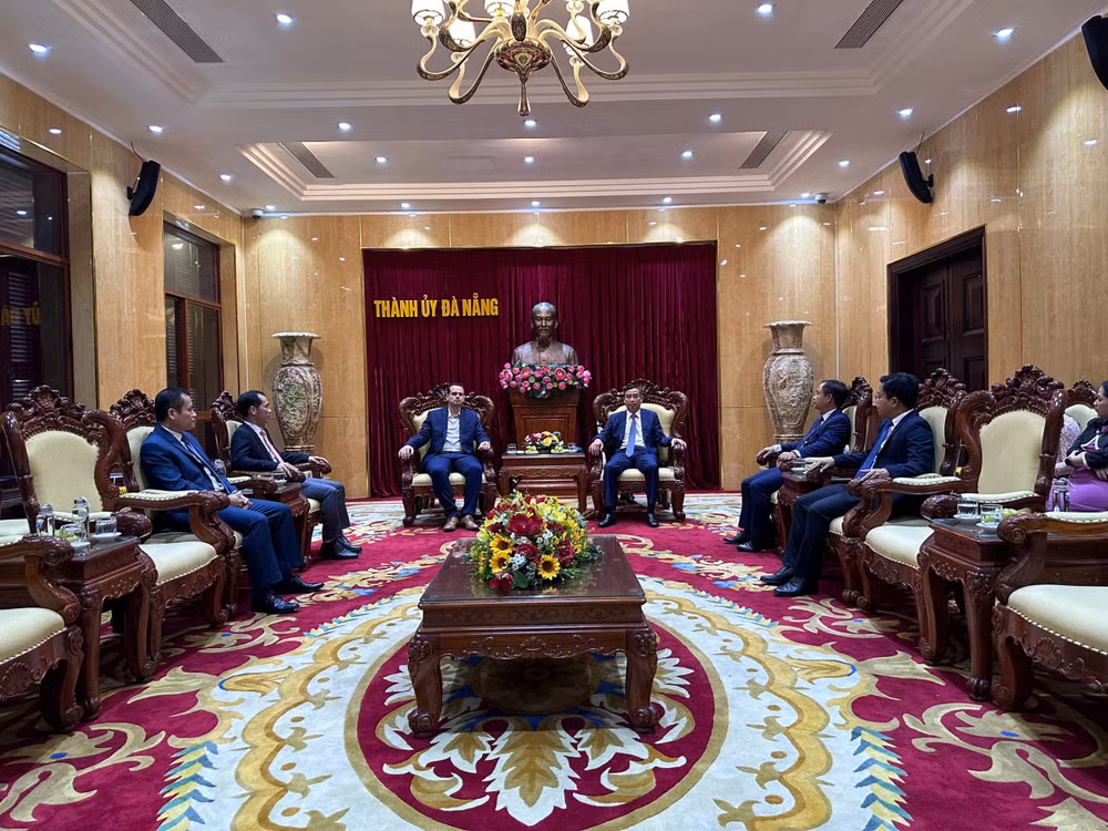 Đồng chí Lê Trung Chinh, Phó Bí thư Thành ủy, Chủ tịch Ủy ban nhân dân thành phố Đà Nẵng tiếp đồng chí Jeremy Bacchi, Ủy viên Bộ Chính trị Đảng Cộng sản Pháp, Thượng nghị sĩ tỉnh Bounche De Rhone, Cộng hòa Pháp.