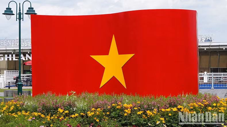 Lá cờ lớn được dựng tại công viên bến Bạch Đằng, quận 1, Thành phố Hồ Chí Minh, dịp Quốc khánh 2/9/2024. (Ảnh: VŨ ANH)